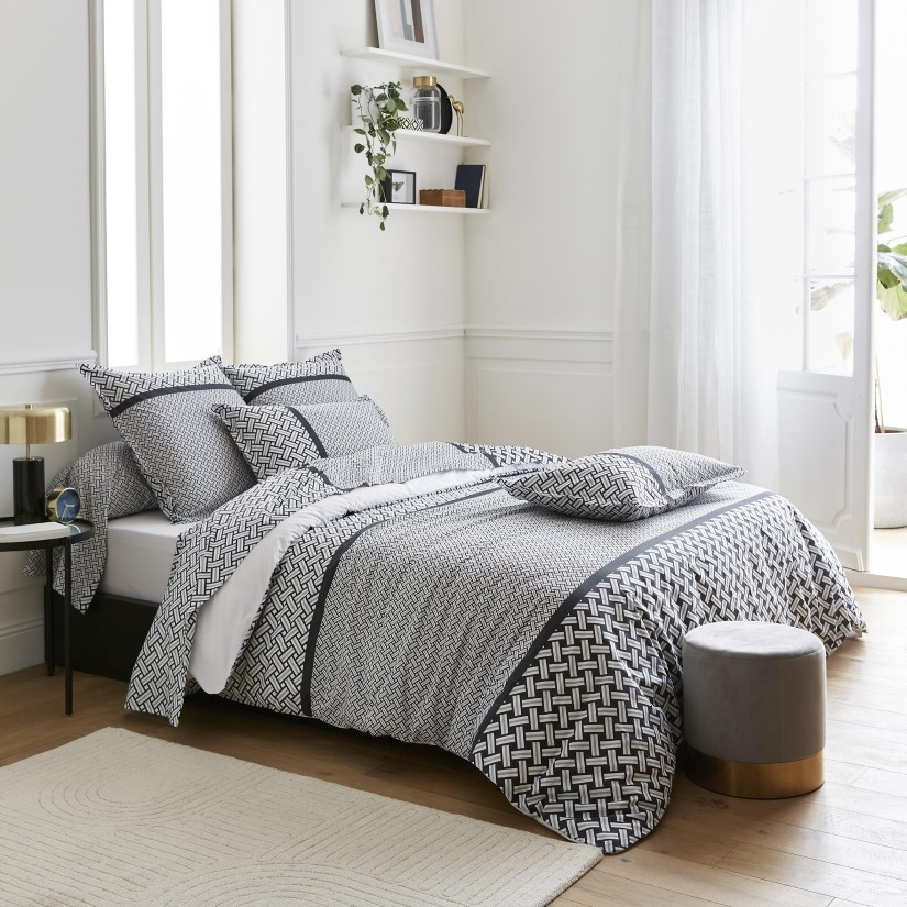 Invite elegance into your bedroom with the French Riviera Réglisse bedding set!